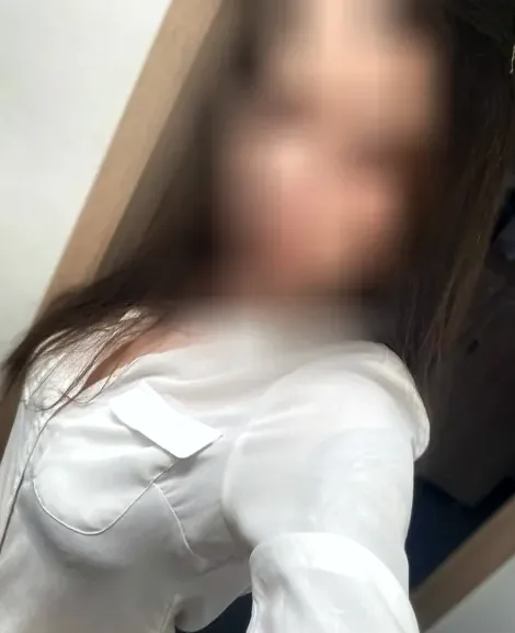 Anouk, 24