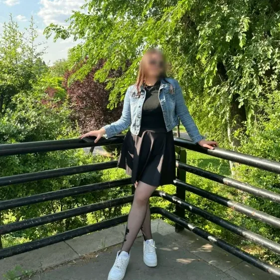 Zoe, 21